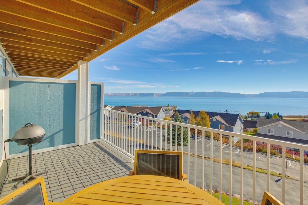 Spacious Garden City Townhome with Lake Views — 4-Star Luxury Hotel in Garden City, United States