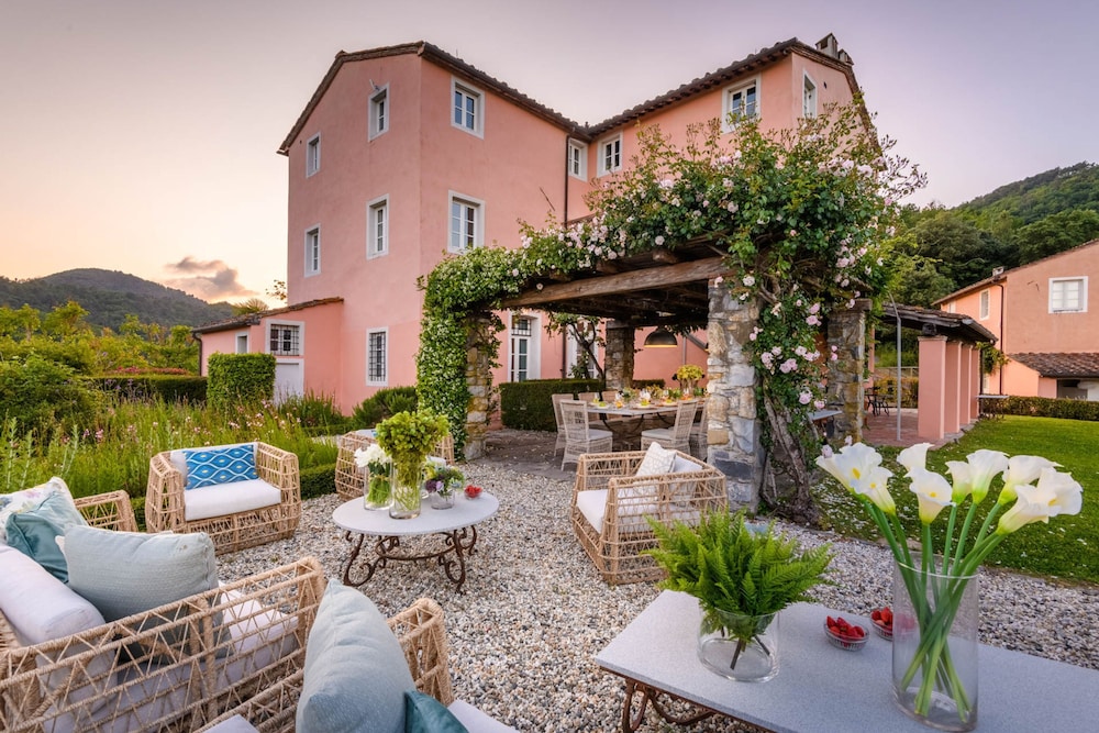 Villa Domus Francigena — 4-Star Luxury Hotel in Lucca, Italy