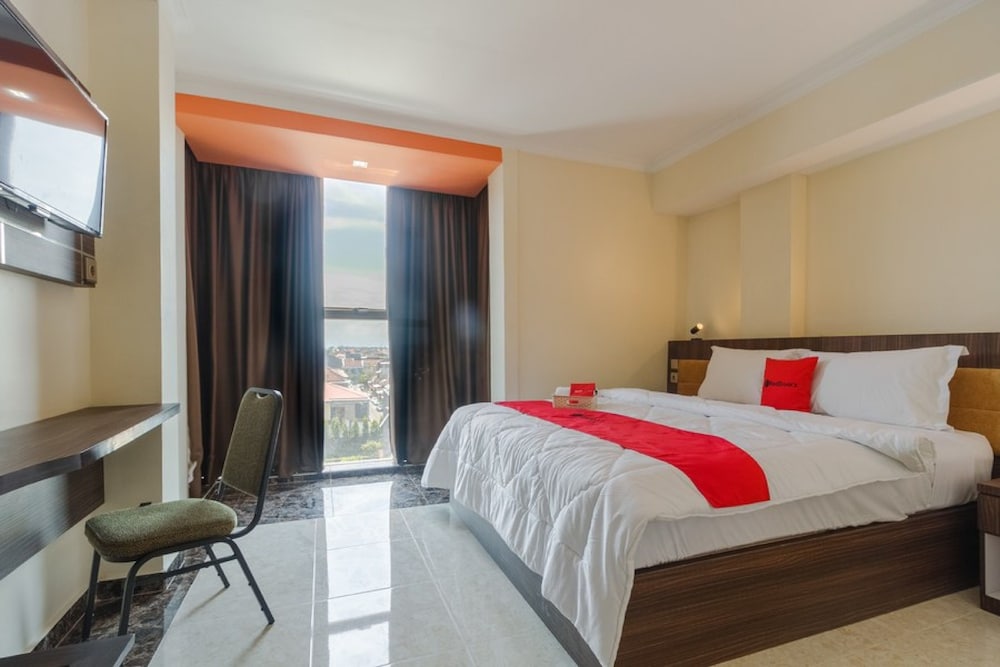 RedDoorz Plus @ Boulevard Panakkukang in Makassar, Indonesia