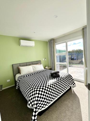 Brand new Lakeside cozy two queen rooms — 4-Star Luxury Hotel in Taupo, New Zealand