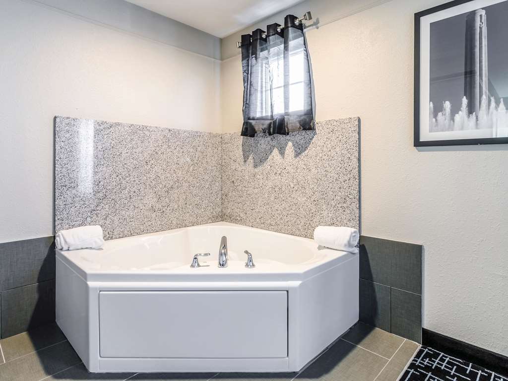 La Quinta Inn & Suites by Wyndham Kansas City Airport - photo 28