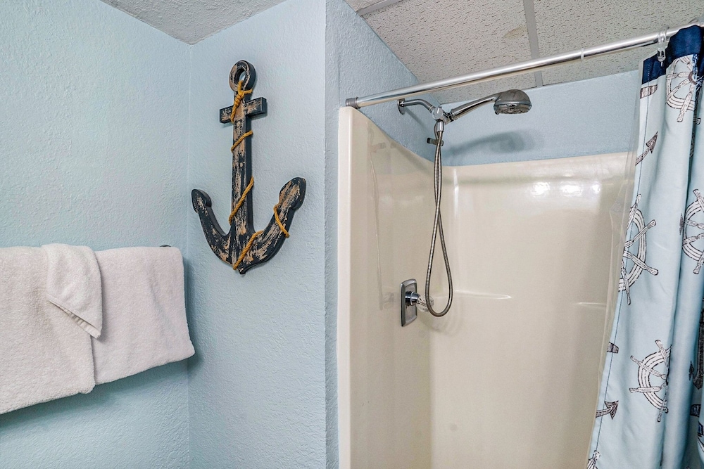 1004 Waters Edge Resort 1 Bedroom Condo by RedAwning - photo 9