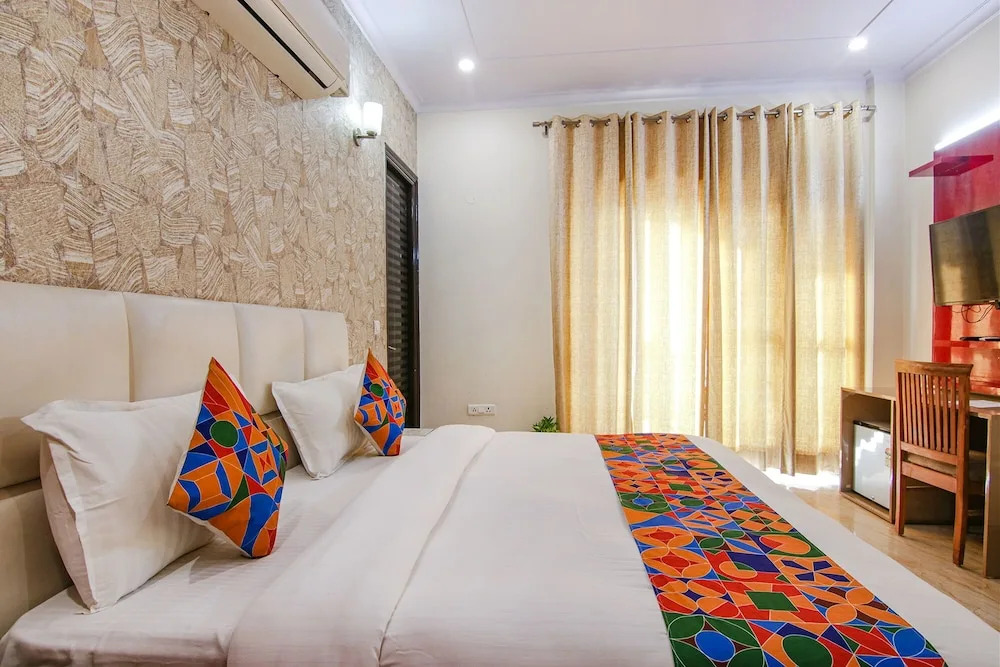 Homefort Stays Sector 45 Near Cyber Park & Artemis Hospital