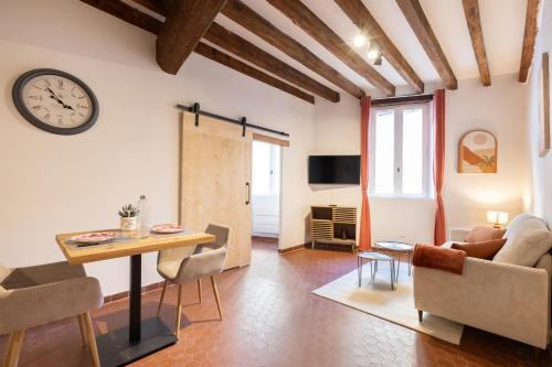 Le Van Gogh Hypercentre Clim Wifi 4 Pers in Saint-Remy-De-Provence, France