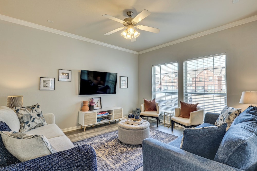 Central College Station Townhome w Community Pool — 4-Star Luxury Hotel in College Station, United States