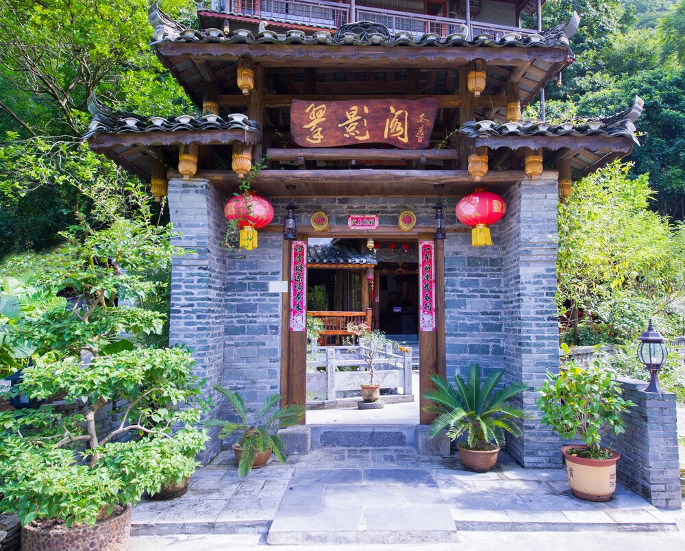 Yangshuo Scenic Mountain Retreat - carbon neutral hotel in Guilin