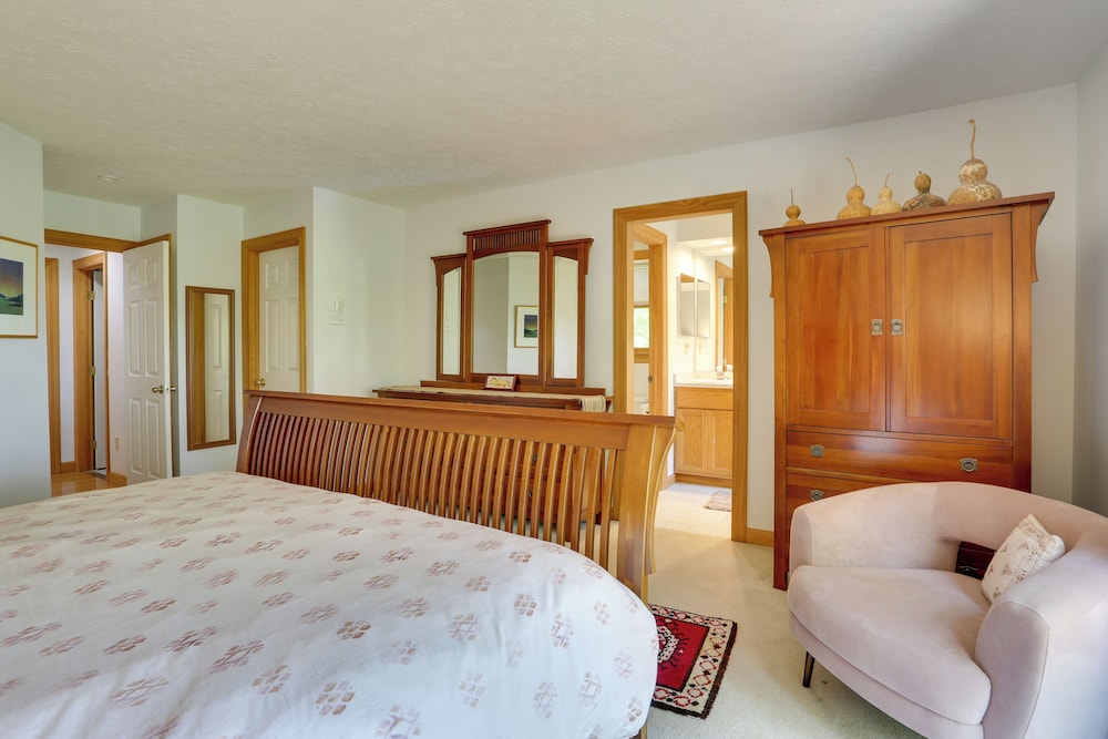 Less Than 1 Mi to Camelback Resort Home with Pool Table in Tannersville, United States