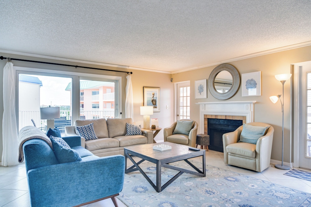 Steps to Beach Pool Access Indian Shores Condo — 4-Star Luxury Hotel in Indian Shores, United States