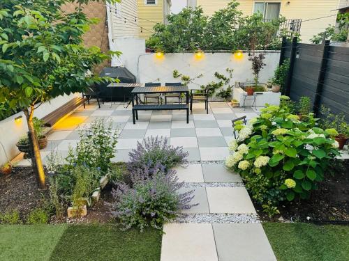 Designer Home 2 Bedroom 20min to NYC WTC Private Backyard — 4-Star Luxury Hotel in Harrison, United States