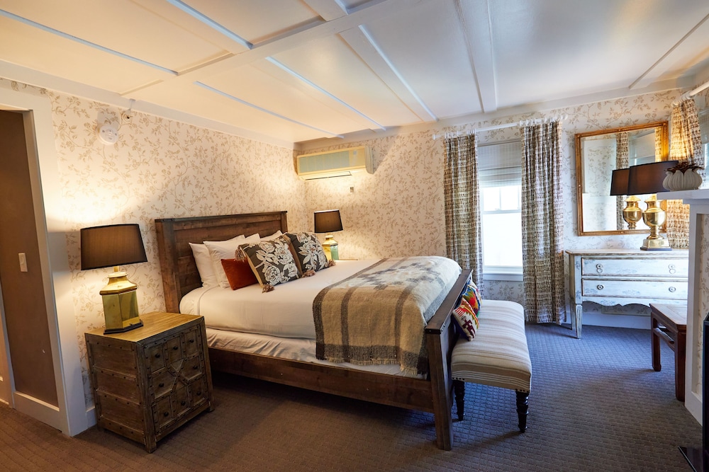 Shelter Harbor Inn - photo 3