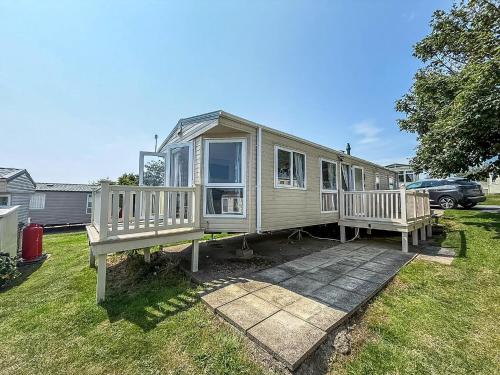 Stunning 8 Berth Caravan With Decking And Unlimited Wi Fi Ref 71012P — hotel in Tunstall