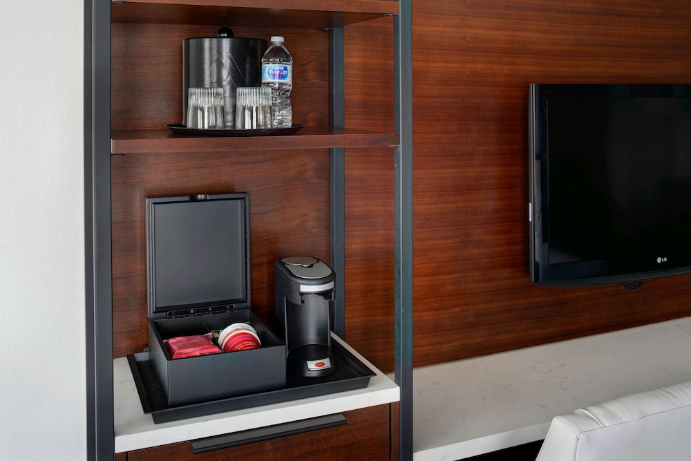 Marriott East Lansing at University Place - photo 13
