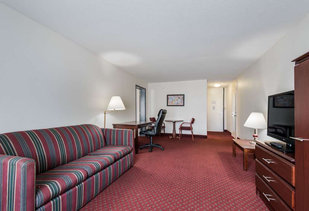 Econo Lodge Inn & Suites Chambersburg Central - photo 24