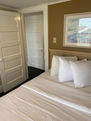 The Admiral Hotel Motel - photo 89