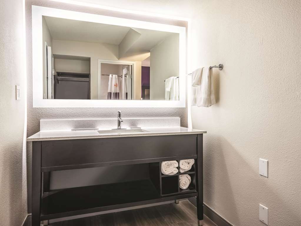 La Quinta Inn & Suites by Wyndham Hartford Bradley Airport - photo 15