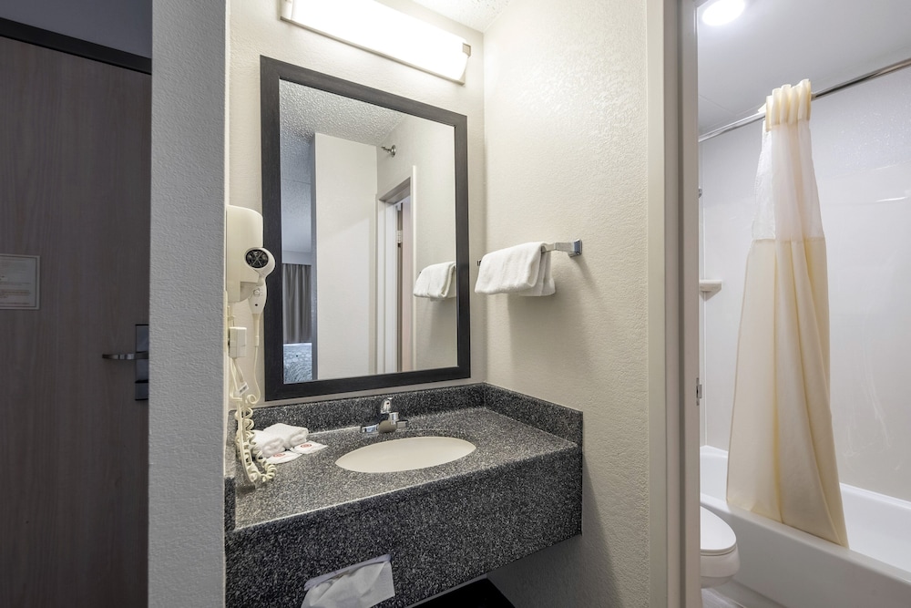 HomeTown Inn by Red Roof East Syracuse - photo 31