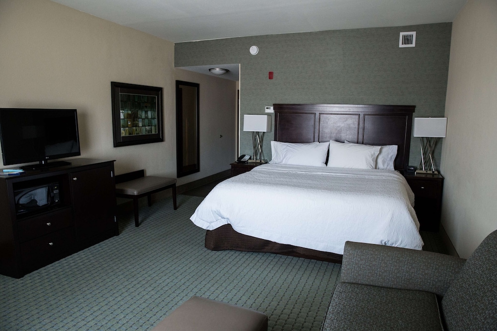 Hampton Inn & Suites Bismarck Northwest - photo 12