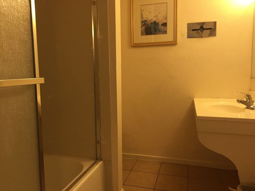 Parkway Inn Fresno - photo 15