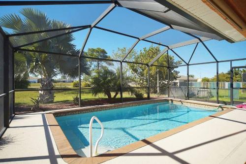 Villa Luisa Cozy electric heated pool home w Western exposure in quiet neighborhood SWFL Rentals — 4-Star Luxury Hotel in Cape Coral, United States