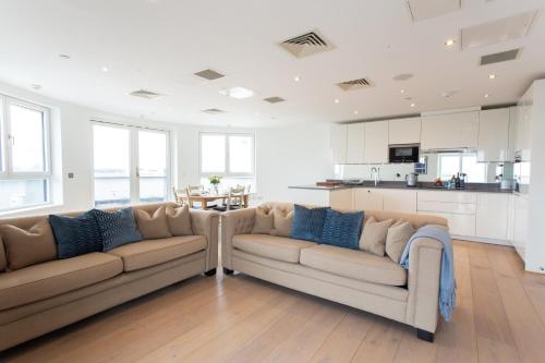 2 Bed 2 Bath Penthouse With Amazing Views with Free Parking — 4-Star Luxury Hotel in London, United Kingdom