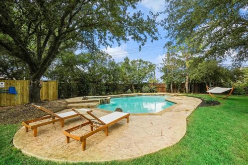 Tropical Pool Oasis 5 BR Foosbal Cinema — 4-Star Luxury Hotel in Flower Mound, United States