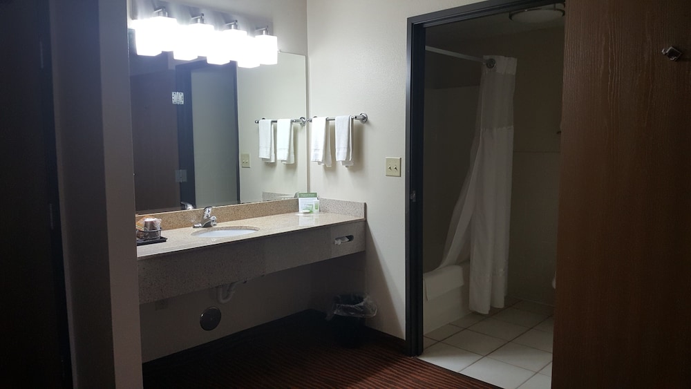 AmericInn by Wyndham Muscatine - photo 32