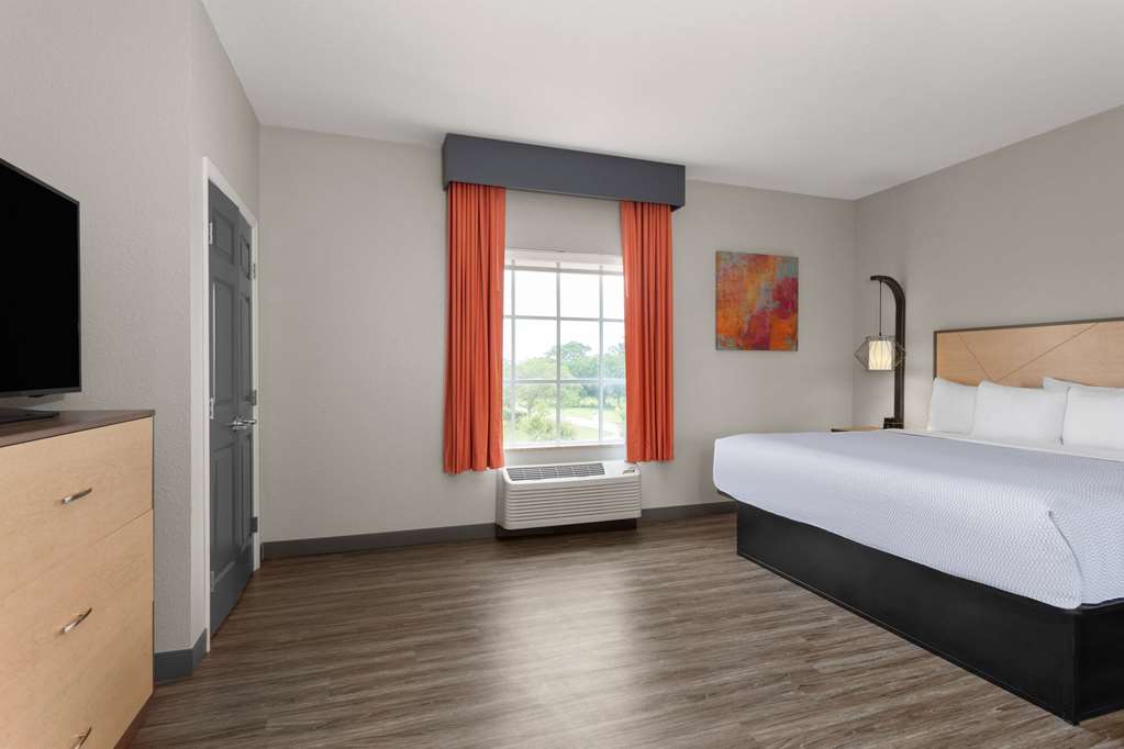 La Quinta Inn & Suites by Wyndham Ft. Pierce - photo 18