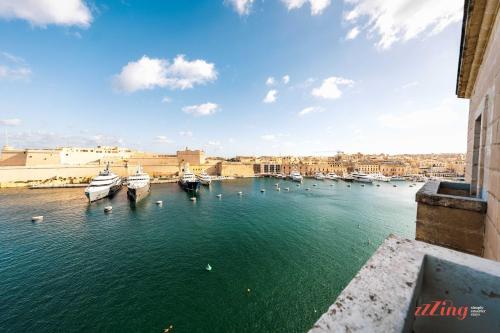 Stunning Holiday Home with Gorgeous Harbour Views — 4-Star Luxury Hotel in Senglea, Malta
