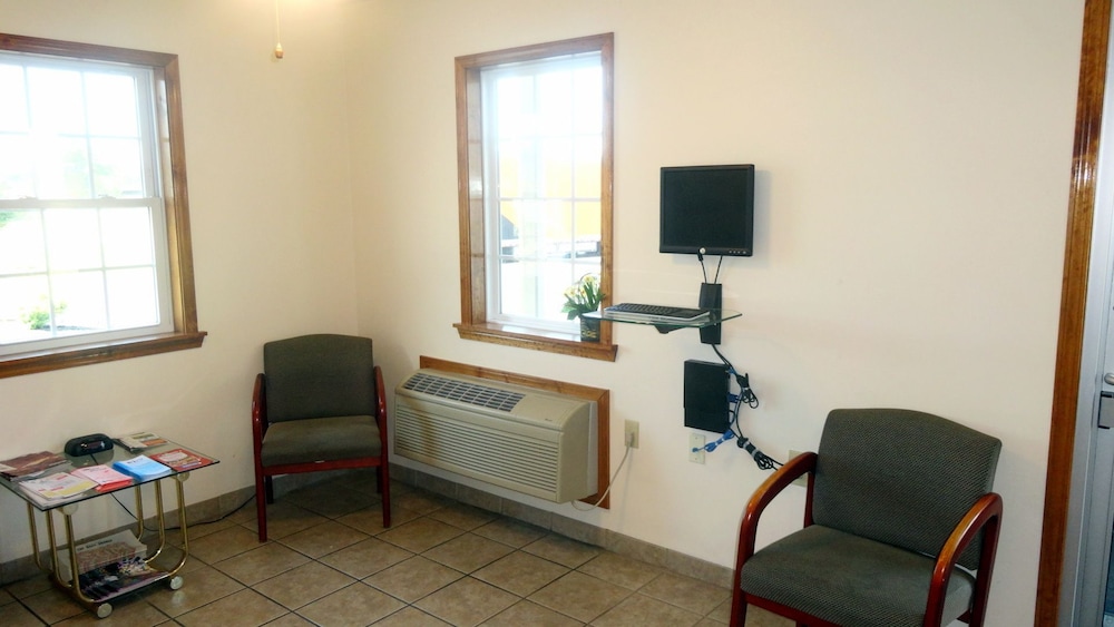 Red Carpet Inn North Syracuse - photo 3