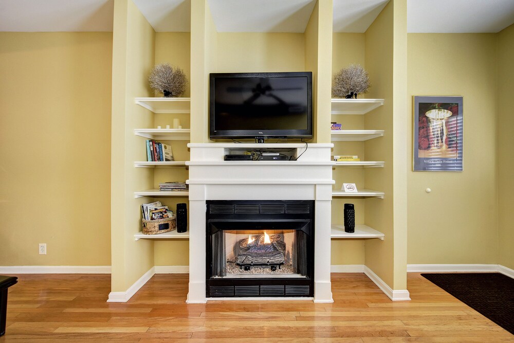 Lux Townhouse Walk to All Sleeps 6 Adults — 4-Star Luxury Hotel in Louisville, United States