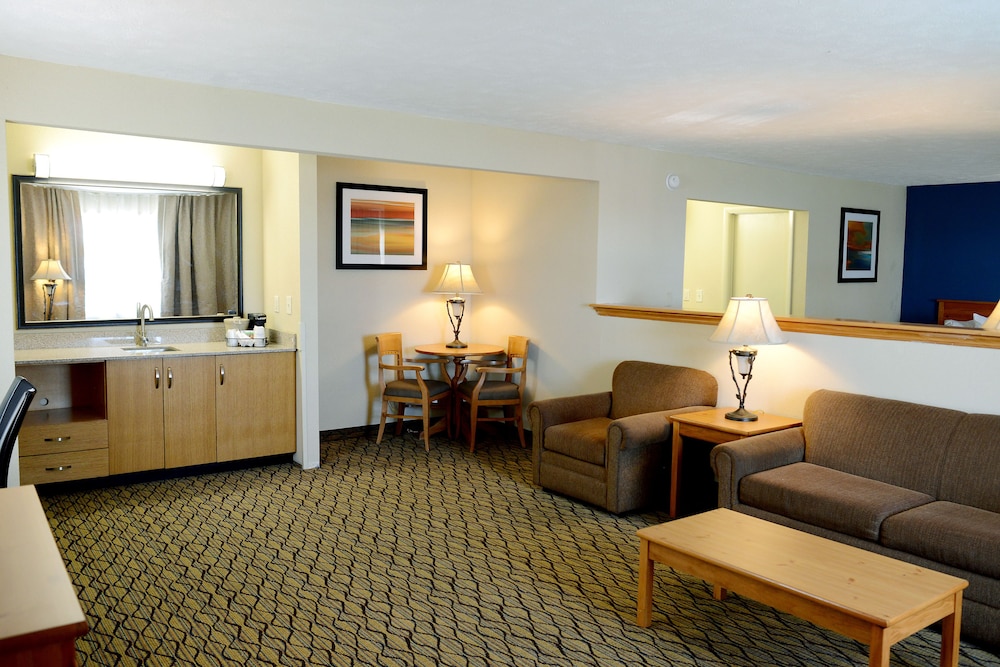 Baymont by Wyndham St. Ignace Lakefront - photo 20