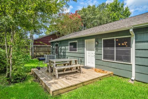 3 Bedroom Home The Neighborhood Spot desks in 2 rooms high speed Internet wifi Kick Back & Relax close to Houston Hobby Airport 5 star superhost — 4-Star Luxury Hotel in Pasadena, United States