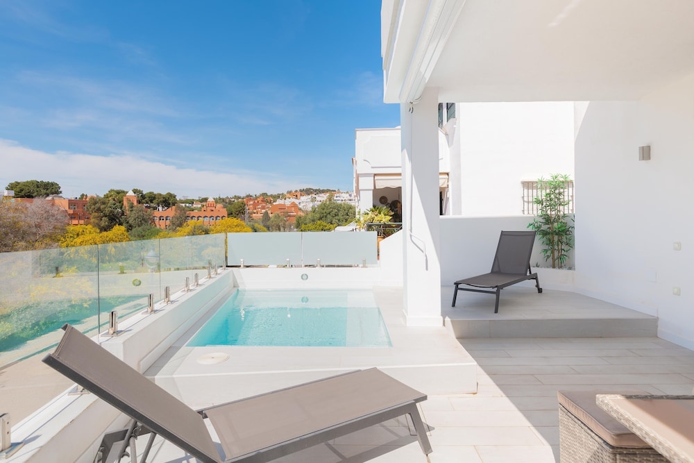 Artola In Marbella With 4 Bedrooms And 3 Bathrooms — Marbella
