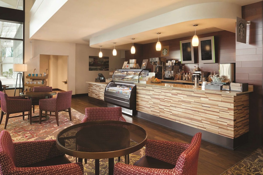 Hilton East Brunswick Hotel & Executive Meeting Center - photo 5
