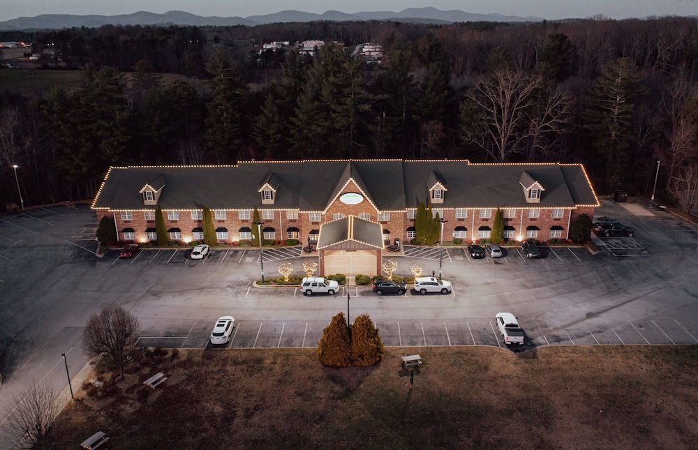 Mountain Inn & Suites - photo 30