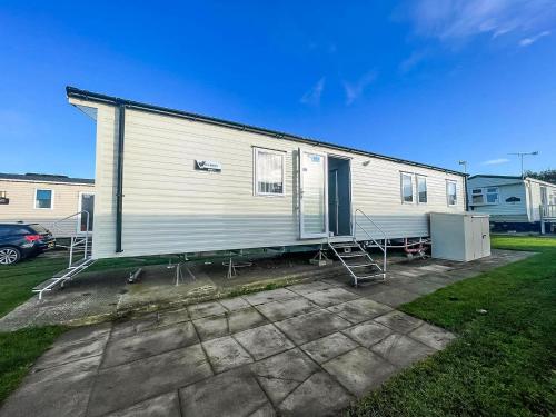Stunning Caravan For Hire Nearby Hunstanton Beach In Norfolk Ref 23050S in Hunstanton, United Kingdom