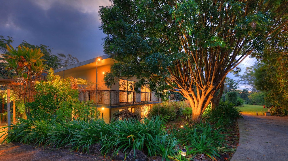 Mapleton Falls Accommodation — 4-Star Luxury Hotel in Mapleton, Australia