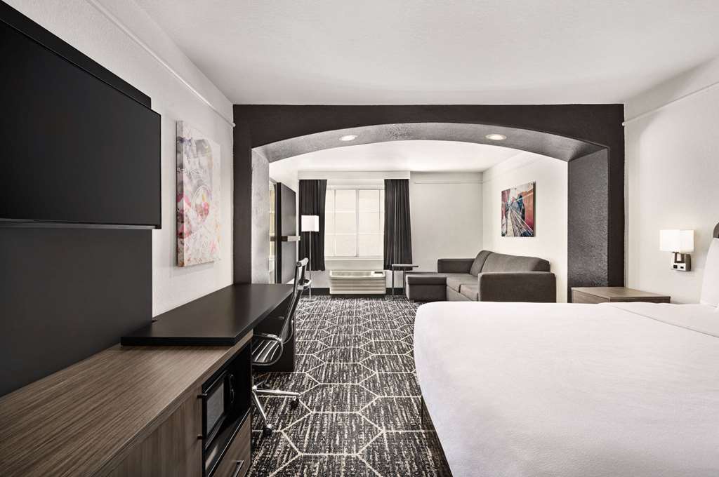 La Quinta Inn & Suites by Wyndham Hesperia Victorville - photo 41