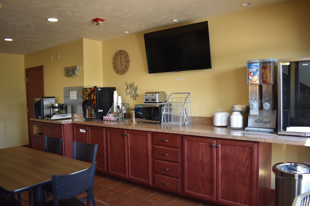 Heartland Hotel and Suites - photo 30