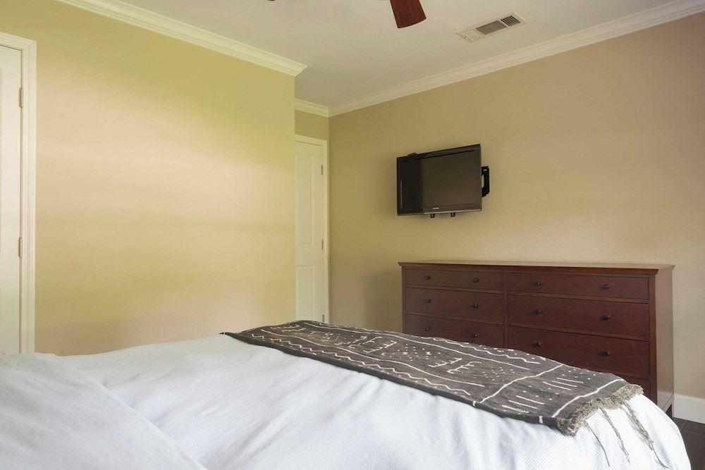 Travis by Avantstay Waterfront Lake Retreat - photo 23