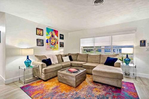 Villa Oasis 3 Miles to Hard Rock Stadium & Casino Guitar Hotel Nearby Pool Game Room Sleeps 12 15 Min to Beach in Pembroke Pines, United States