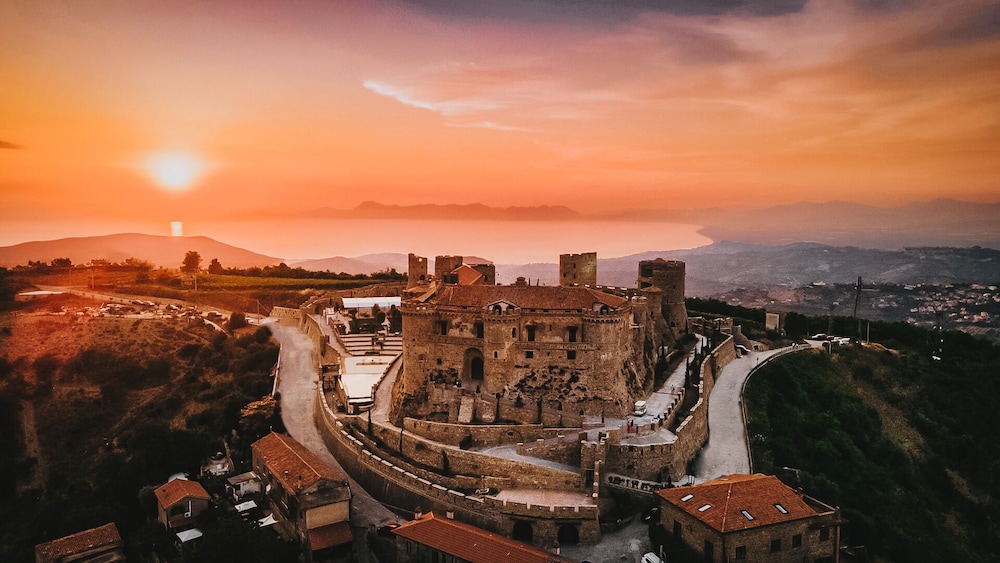Castello di Rocca Cilento — hotel in Lustra