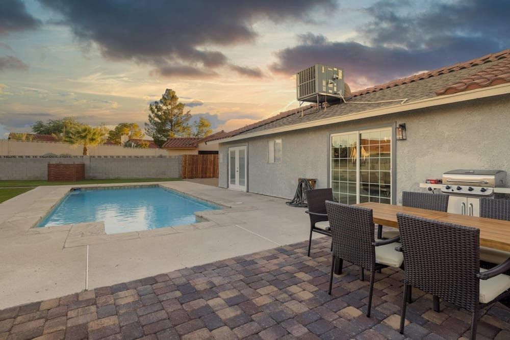 1 Story 3 BR Home w Hot tub Pool Grill Firepit