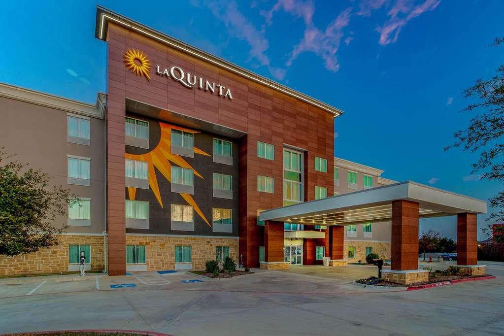 La Quinta Inn & Suites by Wyndham Northlake Fort Worth - photo 3