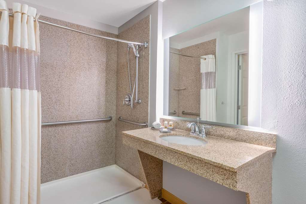 La Quinta Inn & Suites by Wyndham Tucumcari - photo 34