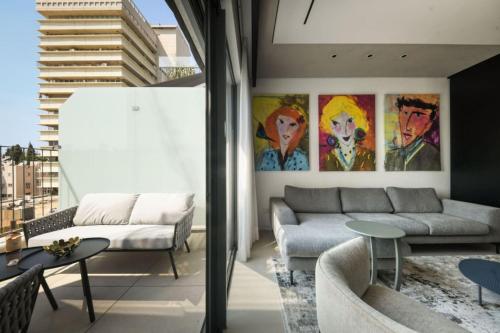 Modern and Vibrant 1BR apt with Private Balcony — 4-Star Luxury Hotel in Tel Aviv, Israel