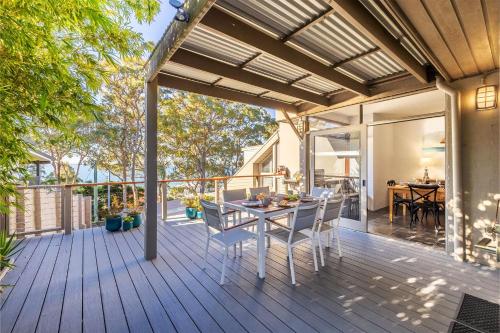 Wanda Waterview 1 344 Wanda Ave Water Views Linen Bed Making Wi Fi aircon — hotel in Salamander Bay