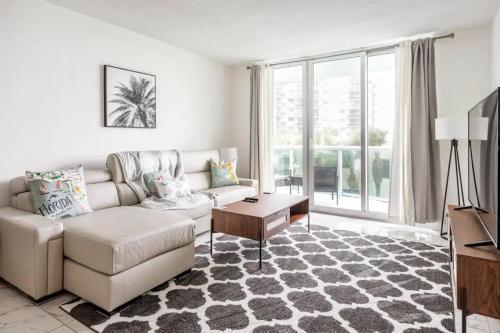Beachfront Pools Patio King Bd Villa Hollywood FL — 4-Star Luxury Hotel in Hollywood, United States