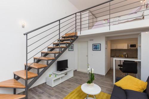 Pomet Delux Studio