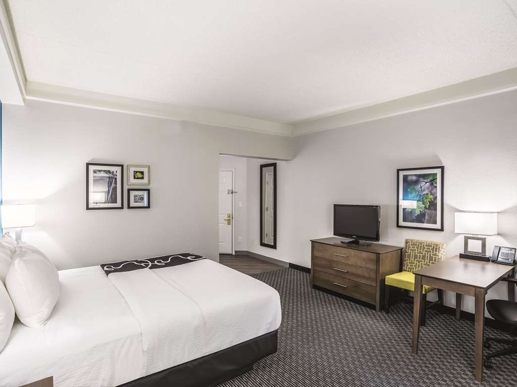 La Quinta Inn & Suites by Wyndham Phoenix Chandler - photo 29